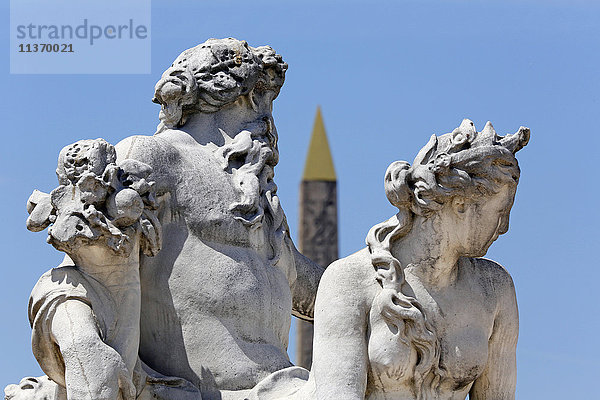 Frankreich  Paris. 1. Arrondissement. Jardin des Tuileries. Skulptur Die Loire und die Loiret von Corneille van Cleve. Der Luxor-Obelisk im Hintergrund.