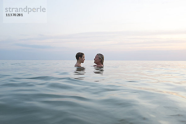 Schwestern schwimmen im Meer