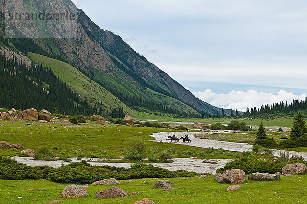 Zentralasien  Kirgisistan  Issyk Kul Provinz (Ysyk-Köl)  Juuku Tal  jedes Jahr Tourar Ousounbaev und Nourgul Toktosounovas Familie setlles für einige Monate in einer Jurte mitten im Juuku Tal.