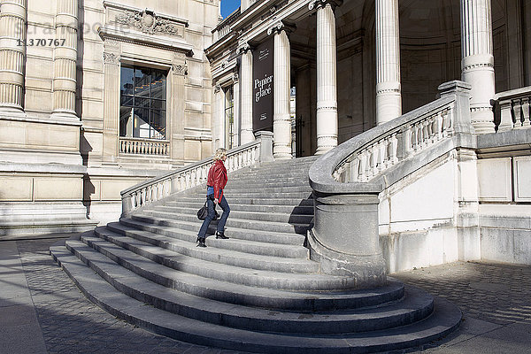Frankreich. Paris  16. Bezirk. Frau steigt die Treppe des Galliera-Palastes hinauf  dem Museum der Mode der Stadt Paris. Architekt: Leon Ginain (1894).
