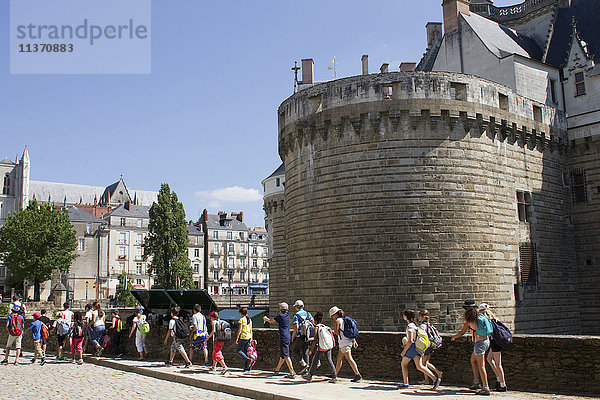 Frankreich  Westfrankreich  Nantes  Chateau des Ducs  Mittelschüler zu Besuch im Schloss
