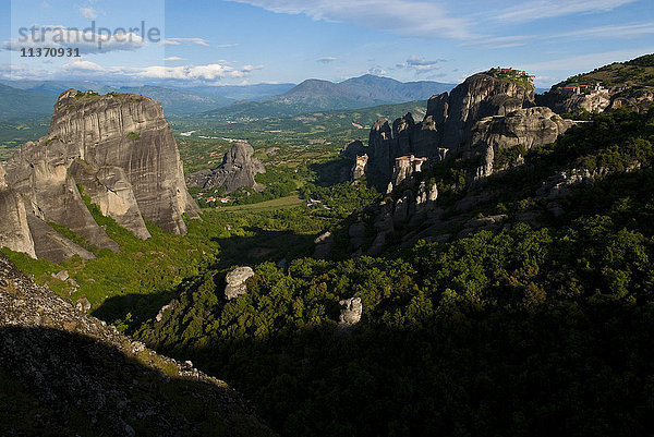 Europa  Grece  Ebene von Thessalien  Tal von Penee  Weltkulturerbe der UNESCO seit 1988  orthodoxe christliche Klöster von Meteora thronen auf beeindruckenden grauen Felsmassen  die von Erosion geformt wurden.