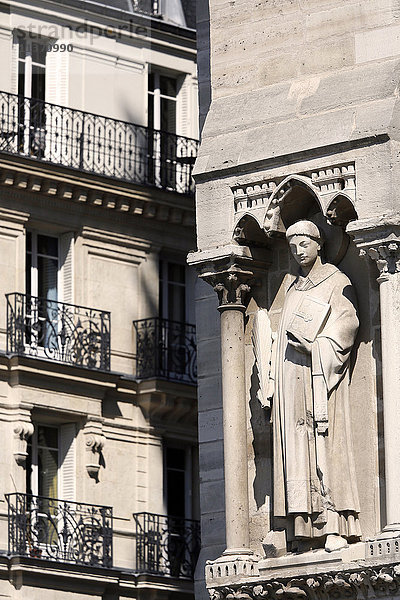 Frankreich  Paris. 4. Arrondissement. Ile de la Cite. Skulptur an der Fassade der Kathedrale von Notre Dame. Gebäude im Hintergrund.