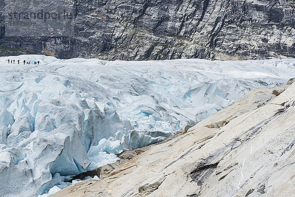 Gruppe von Wanderern auf dem Gletscher