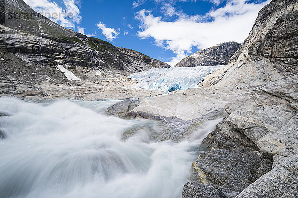 Fluss  Gletscher im Hintergrund