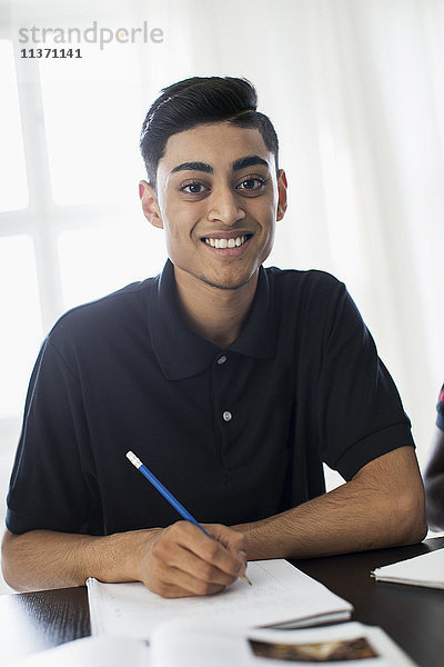 Porträt eines lächelnden Schülers