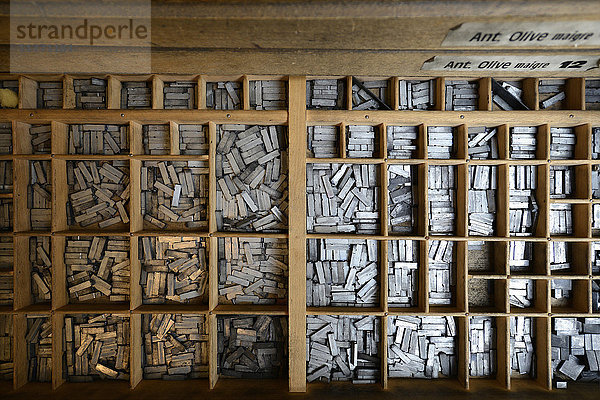 Frankreich  Schublade mit zahlreichen Fächern mit Bleibuchstaben für alte Drucke
