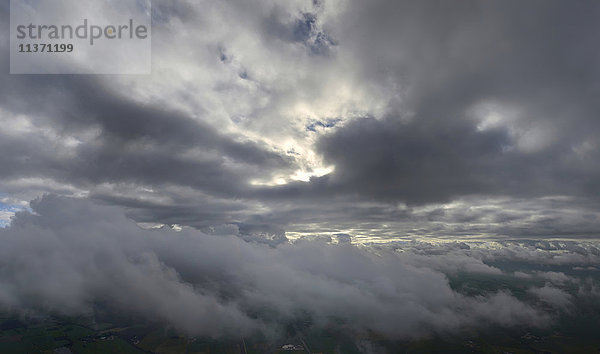 Frankreich  fliegt zwischen zwei Wolkenschichten über dem Vendee Land