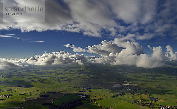 Frankreich  Luftaufnahme in der Höhe von Wolken  die das Vendée Land bedecken