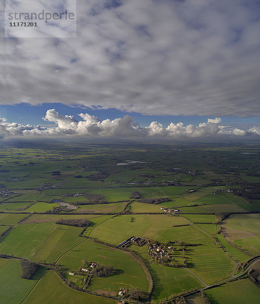 Frankreich  Luft- und Vertikalansicht der Wolken  die die Vendee-Landschaft bedecken.