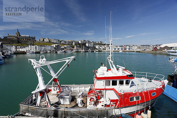 Frankreich  Normandie. Manche. Granville. Der Fischereihafen. Trawler im Vordergrund