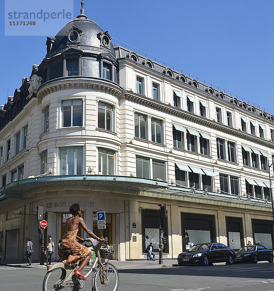 Frankreich  Paris  6. Arrondissement  Geschäft Bon Marche  junge Frau beim Radfahren