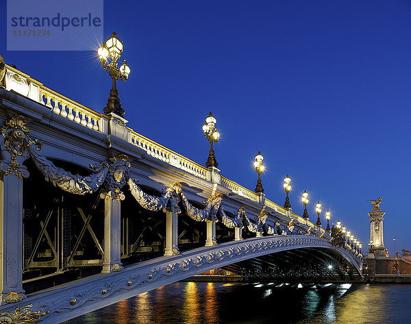 Frankreich  Paris  Alexandre III Brücke bei Nacht