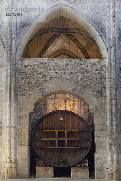 Frankreich  Südfrankreich  Vileveyrac  Zisterzienserabtei der Heiligen Maria von Valmagne  13. Jahrhundert  gotischer Stil  Langhaus nach der Revolution in ein Weinlager verwandelt.