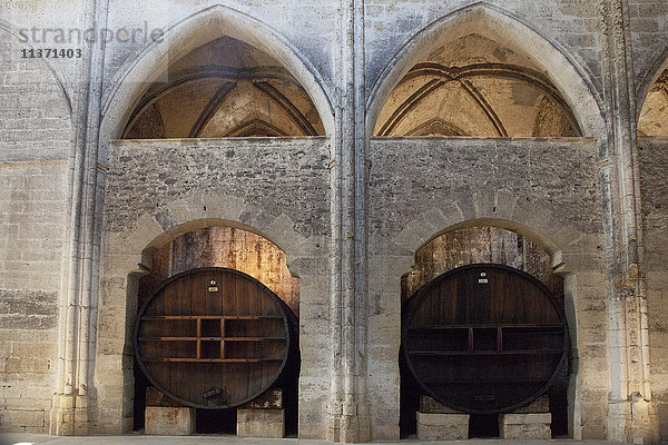 Frankreich  Südfrankreich  Vileveyrac  Zisterzienserabtei der Heiligen Maria von Valmagne  13. Jahrhundert  gotischer Stil  Schiff nach der Revolution in ein Weinlager verwandelt
