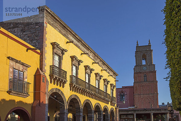 Mexiko  Staat Guanajuato  San Miguel de Allende  Portal de Guadalupe und San Rafael Kirche
