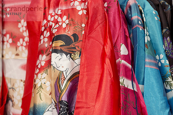 Frankreich. Paris  13. Bezirk. Avenue d'Ivry. Pariser Chinatown. Kimono in einem Bekleidungsgeschäft