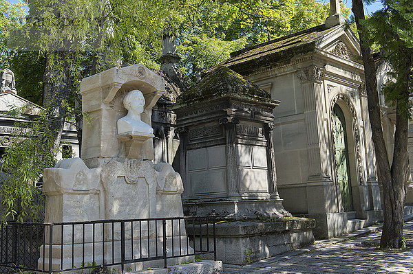 Frankreich  Paris 20. Bezirk. Pere Lachaise Friedhof. Grab des Dichters Alfred de Musset (1810-1857)  Werke des Bildhauers Auguste Barre