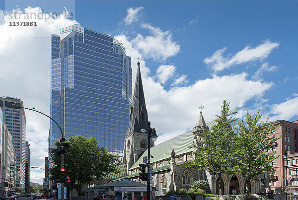Kanada. Provinz Quebec  Montreal. Das Stadtzentrum. Rue Sainte Catherine West. Kathedrale Christ Church (anglikanisch) und KPMG-Turm