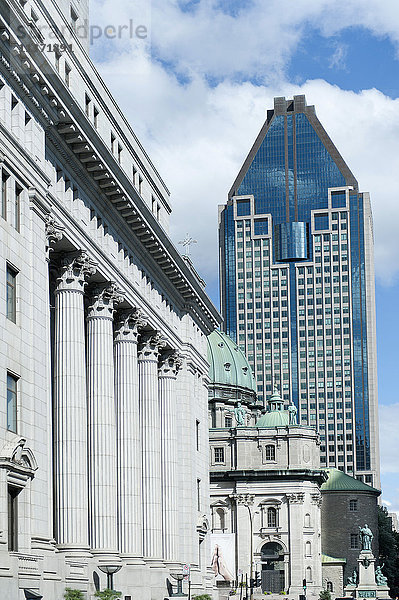 Kanada. Provinz Quebec  Montreal. Das Stadtzentrum. Metcalfe Street. Die Fassade mit den Säulen des Gebäudes Sun Life (Versicherungsgesellschaft)  der Kathedrale Marie Reine du Monde und dem Turm '' 1000 von Gauchetiere '' (der höchste Wolkenkratzer von Montreal)''.