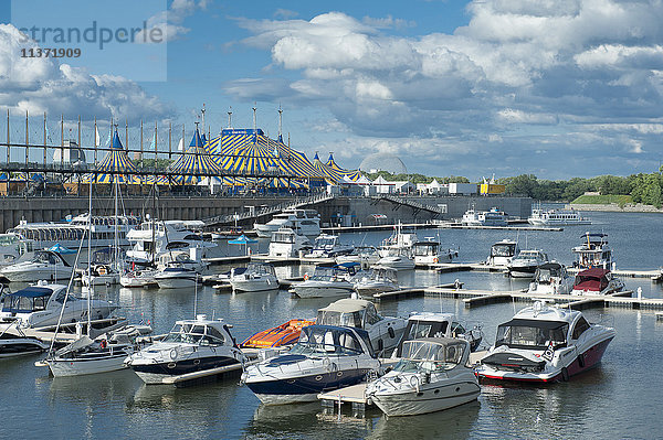 Kanada. Provinz Quebec  Montreal. Der alte Hafen. Der Yachthafen und das Big Top des Cirque du Soleil