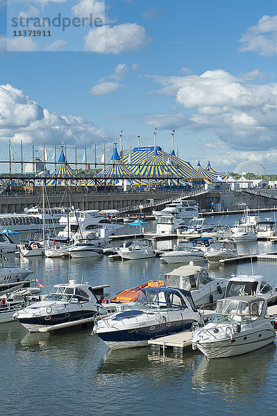 Kanada. Provinz Quebec  Montreal. Der alte Hafen. Der Yachthafen und das Big Top des Cirque du Soleil