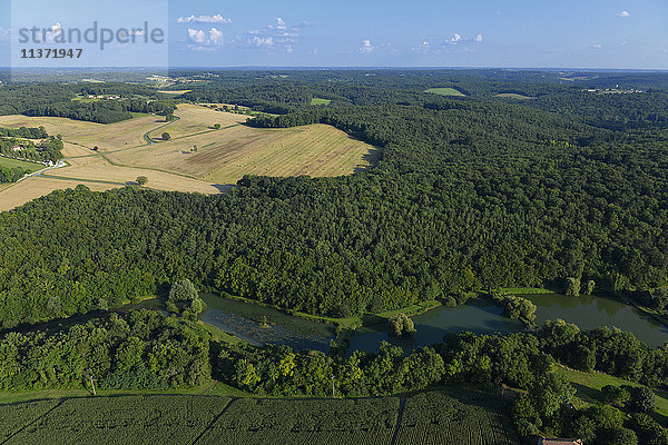 Frankreich  Dordogne  Luftaufnahme der Kampagne Bourdeilles  Wald und Fluss im Vordergrund