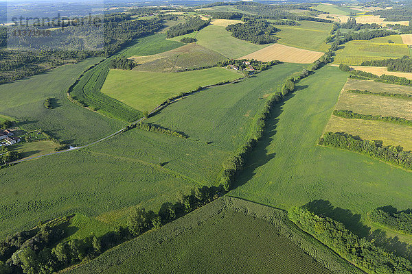 Frankreich  Dordogne  Luftaufnahme von Wiesen und Maisfeldern