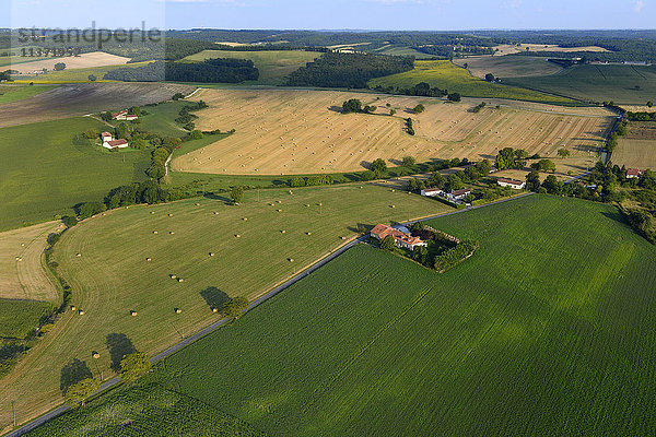 Frankreich  Dordogne und allgemeine Luftaufnahme von Feldern und Heuhaufen