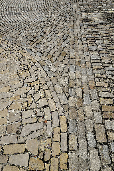 Frankreich  Bourg sur Gironde  Detail einer Kopfsteinpflasterstraße