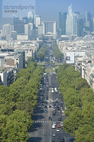 Frankreich. Paris  16. Bezirk. Bereich der Place de l'Etoile. Avenue de la Grande Armée. Im Hintergrund: Gebäude von La Defense