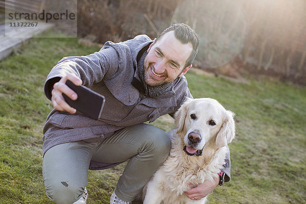 Mann macht Selfie mit seinem Hund