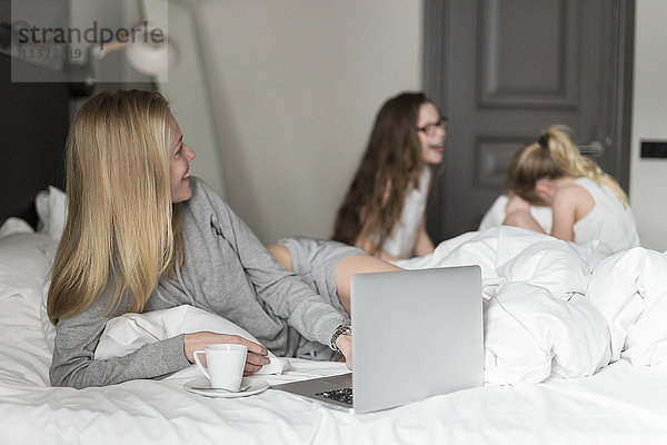 Glückliche Mädchen im Schlafzimmer