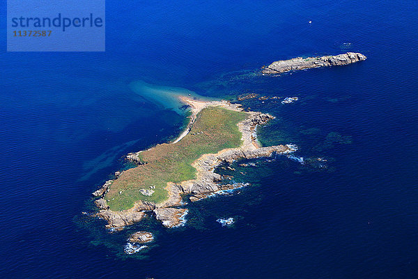 Frankreich  Westfrankreich  Luftaufnahme der Halbinsel Quiberon. Kleine Insel vor der Pointe Conguel.