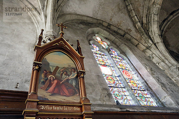 Frankreich  Seine et Marne. Nemours. Stadtzentrum. Kirche Saint Jean Baptiste. Gemälde der Kreuzwegstationen.