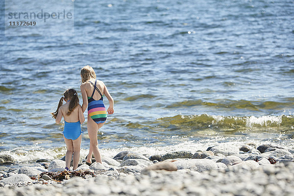 Mädchen am felsigen Strand