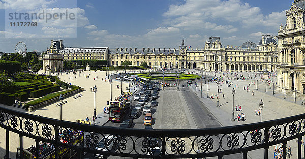 Frankreich  Paris  Blick von einem Balkon auf eines der Gebäude des Louvre-Museums  dessen Promenade mit Menschenmenge und Umrundung