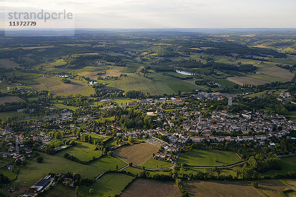 Frankreich  Lot  Luftaufnahme der Stadt und der Landschaft von Montcuq