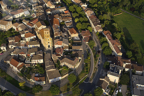 Frankreich  Lot  Luftaufnahme von Montcuq und seiner Kirche