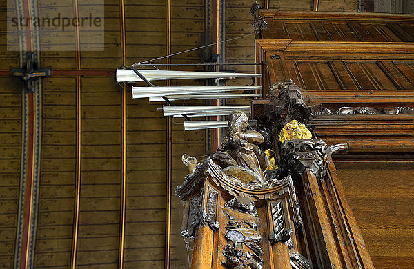 Frankreich  Westfrankreich  Trompete und Holzskulpturen in der Kirche des Heiligen Kreuzes in Saint-Gilles-Croix-de-Vie.