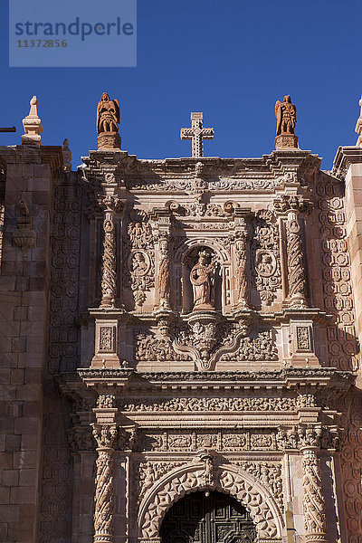 Mexiko  Staat Zacatecas  Zacatecas  Unesco-Welterbe. Dom Südportal  churrigueresker rosa Sandstein  18. Jahrhundert
