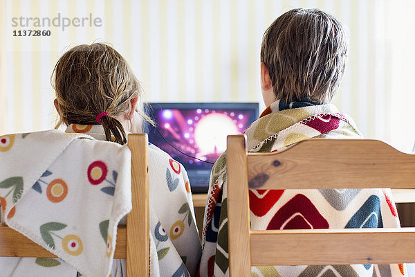 Bruder und Schwester benutzen Laptop