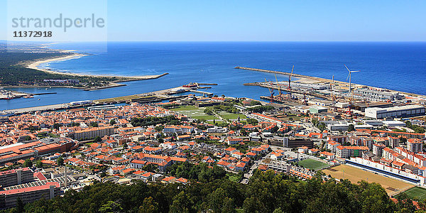 Portugal  Viana do Castelo. Panoramablick auf die Stadt und den Hafen. La Lima-Mündung