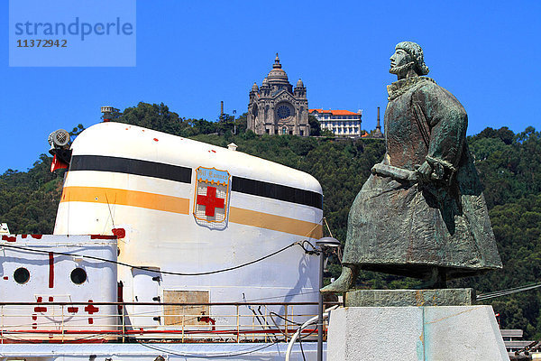 Portugal  Viana do Castelo. Statue von Joao Alvares Fagundes  Navigator. Gil Eanes' Schiff.