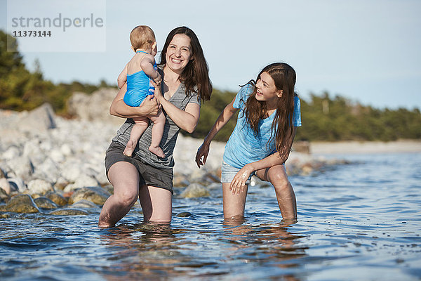 Familie spielt im Meer