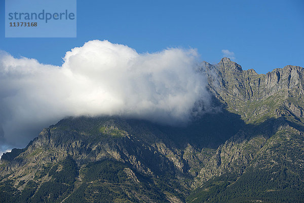 Frankreich. Hautes Alpes. Landschaft des Champsauriers. Wolke auf einem Berg im Sommer