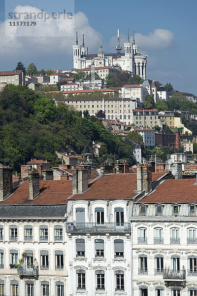 Frankreich. Lyon. Fassaden der Gebäude Kai Fulchiron und die Basilika Notre-Dame of Fourviere