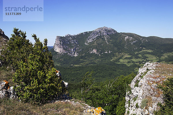 Frankreich  Aude  Bugarach  Mount Bugarach vom Plateau von Malabrac aus gesehen