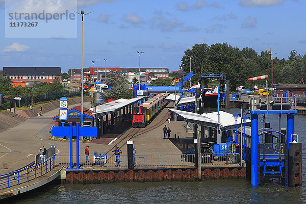 Deutschland  Niedersachsen. Borkum Island. Bahnhof bei Ankunft der Fähre.