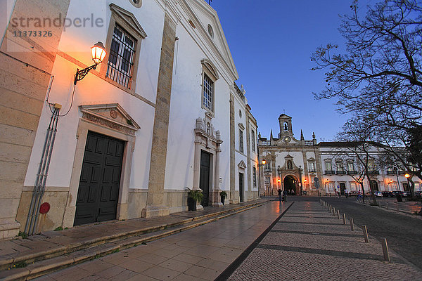 Portugal  Algarve. Faro. Igreja da Misericordia  Arco da Vila im Hintergrund. Eingangstür zur Altstadt.